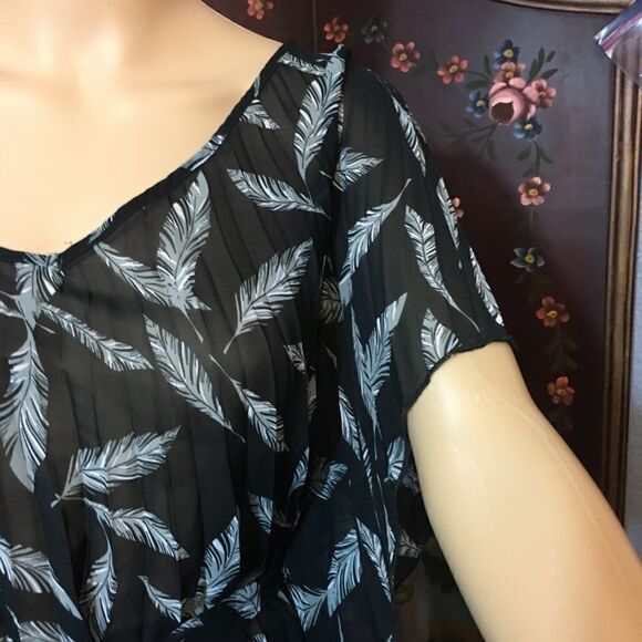 Black Blouse with Gray Palm Leaves & Faint Pleats - Picture 7 of 10